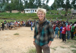 Helene med promoteringsevent for geiteyoghurt i bakgrunnen