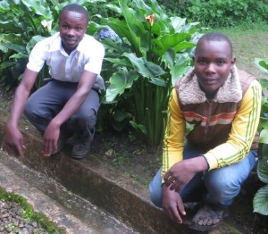 Eston og Emanuel tar pause fra fotballkamp titting for å snakke med meg