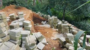 Murstein omkranser et sandbelagt fundament for ECOSAN-toalettene