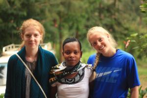 Jonsia mellom Grete og Maren fra Steinerskolen i Moss, som bodde hos Jonsia under skolens besøk i 2014 