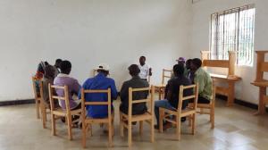 Fornøyde bønder fra Lukunguni i møte med Solomon på flislagt gulv for første gang i Luale