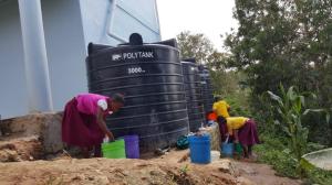 Prisca har rikelig med vann til å vaske tøy