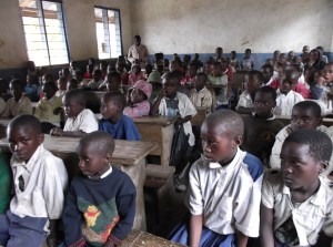 Det er få lærere, men mange elever i hver klasse i skolene i Mgeta. Elevene vil veldig gjerne lære om hva som skjer utenfor fjellene og bli kjent med norske elever.