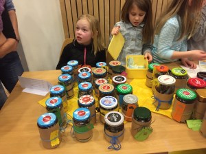 Elever fra Tokke skule selger selvlagede produkter til inntekt for skoleelever i Mgeta