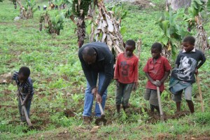 Athman viser bruken av Afrikas viktigste jordbruksredskap for elever ved Kibuko barneskolen, naboskolen til Nyandira