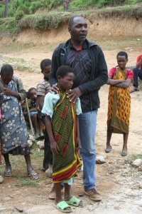 Elever fra Kibuko barneskole presenterer sitt dyrkningsprosjekt. Athman oversetter for norske forskere på studietur 