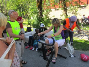 Venke Bakke og David Johansen, gode støttespillere i Mgetas venner, tester ut ergometersykkel for salg på loppemarkedet