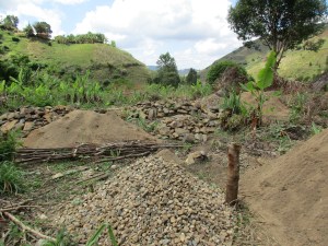I løpet av desember 2016 har landsbyene levert sand, pukk og steiner i rekordfart. Alle ser fram til at sovehuset blir bygget. 