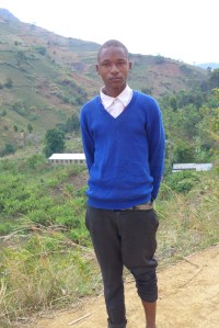 Erick bor i Maguruwe på den andre siden av åsen i bakgrunnen.