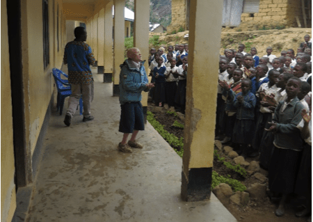 Celestine leder skolen i sang