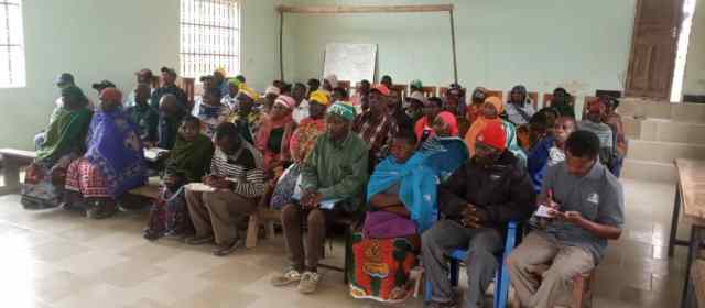 Kaffebønder på møte i forsamlingsrommet